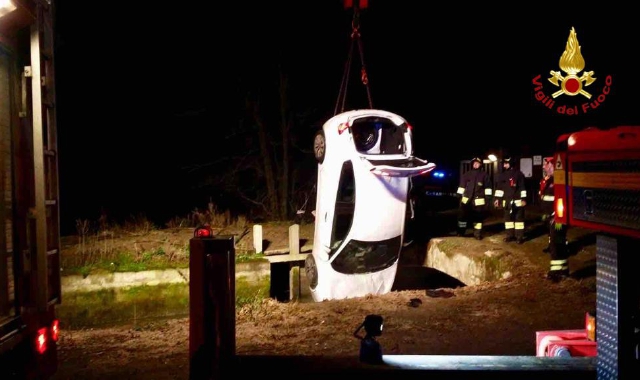 Auto precipita nel canale