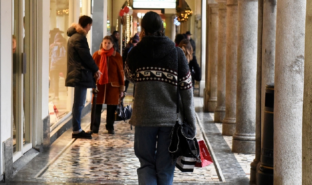 Oggi iniziano i saldi (Foto Blitz)