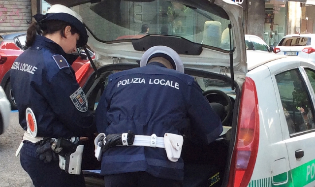 Una pattuglia della polizia locale di Saronno  (foto Blitz)