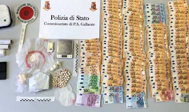 Materiale e soldi sequestrati (foto Redazione)