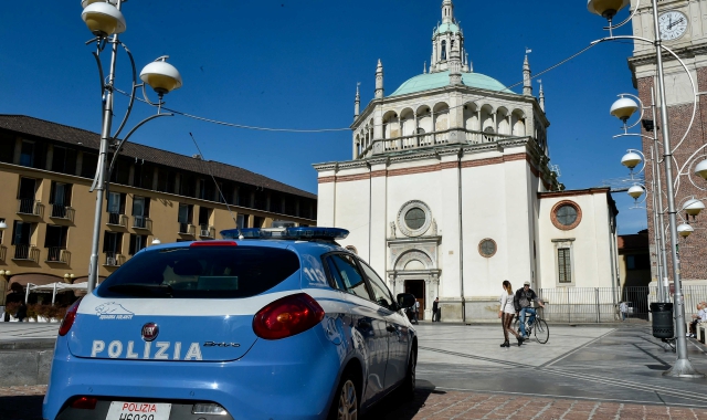 La polizia in piazza (foto Blitz)