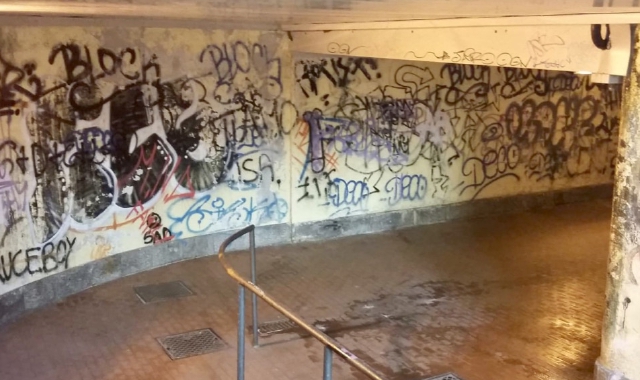 Il sottopasso di via Vittoria, regno degli imbrattatori (Pubblifoto)