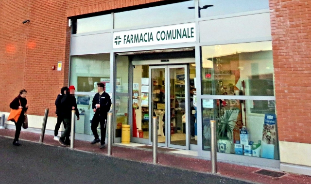 La rapina è avvenuta alle 14 nella farmacia comunale all’interno del Tigros  (Blitz)