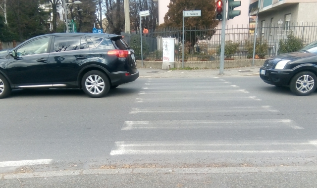 L’usura delle strisce pedonali in via Ercole Ferrario, arteria che unisce gli ingressi est e ovest di Gallarate (Foto Archivio)