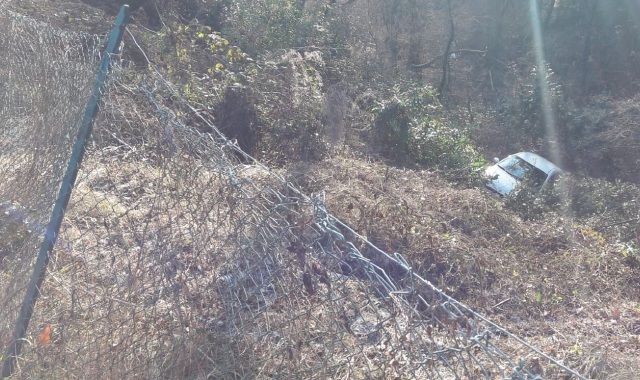 Auto nella scarpata (foto Redazione)