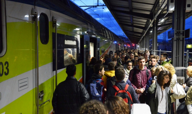 Nel mirino dei teppisti i treni ad Arona (Foto Archivio)