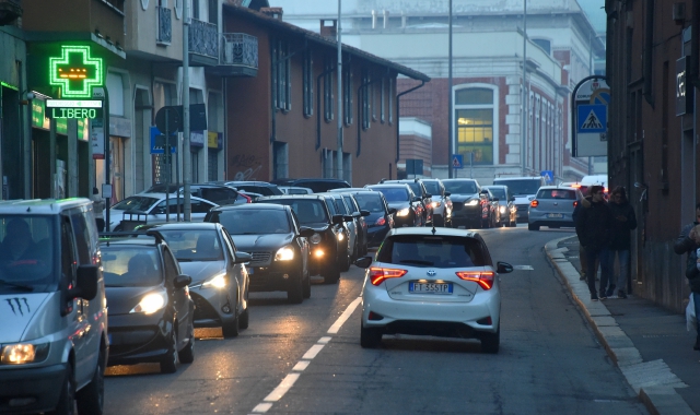 Le misure contro l’inquinamento interessano tanto le auto quanto il riscaldamento domestico (Pubblifoto)