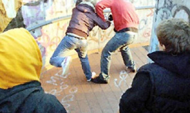 Nella foto piccola, i relatori alla serata conclusiva della settimana della Sicurezza in cui è stato lanciato l’allarme bullismo all’istituto Falcone  (Blitz)