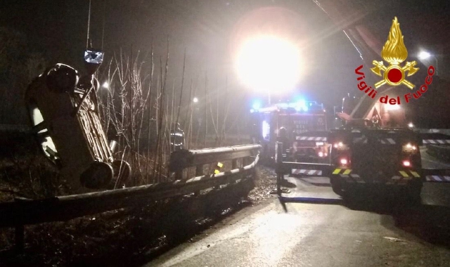 I vigili del fuoco di Varese hanno recuperato il veicolo con un’autogru (Foto Vdf)