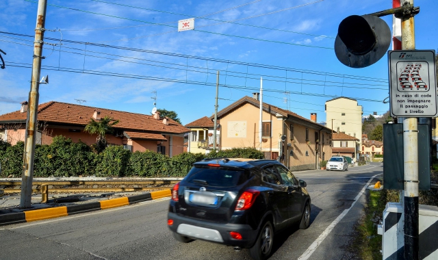 Interventi anche ai passaggi a livello a Laveno (Foto Blitz)