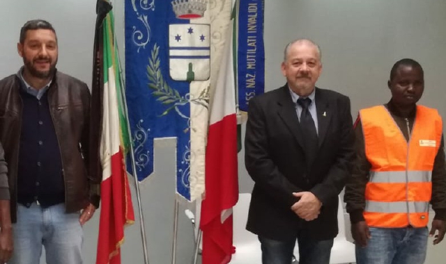 L’assessore alla Sicurezza Diego Bonutto con il sindaco Franco Zeni e Monday (Foto Redazione)