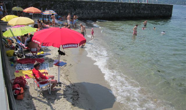 Anche la prossima estate le spiagge del lago Maggiore saranno sorvegliate dagli assistenti bagnanti   (foto Archivio)