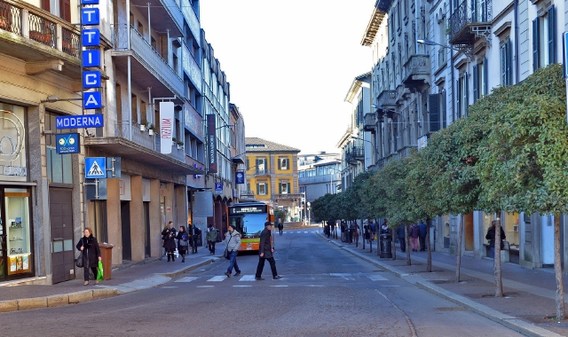 L’incrocio tra viale Milano e via Morosini, cuore commerciale della zona (foto Blitz)