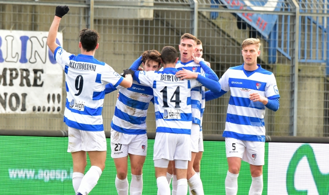 La Pro esulta dopo il gol di Kolaj (foto Blitz / Ghiotto)