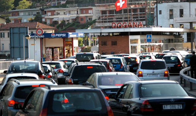 Continua la ricerca di un posto di lavoro in Svizzera da parte di italiani allettati dagli stipendi più alti (foto Archivio)
