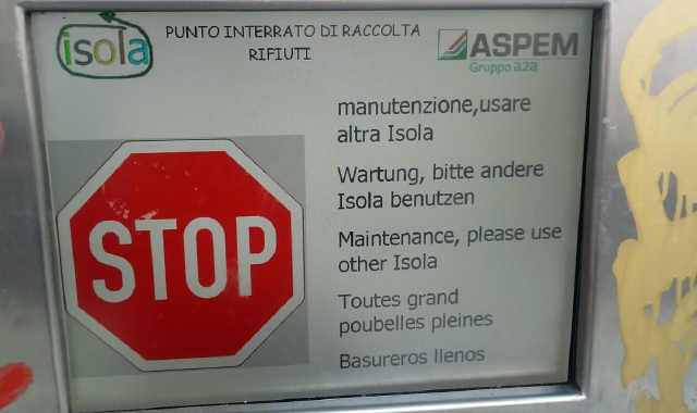 Dopo i ripetuti guasti, Acsm-Agam sta valutando la rimozione definitiva delle isole ecologiche (Foto Redazione)