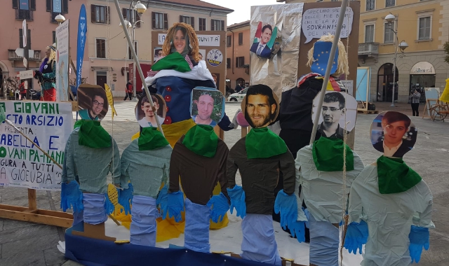 La gioebia dei Giovani Padani con i volti di Giuseppe Conte e Isabella Tovaglieri (Foto Redazione)