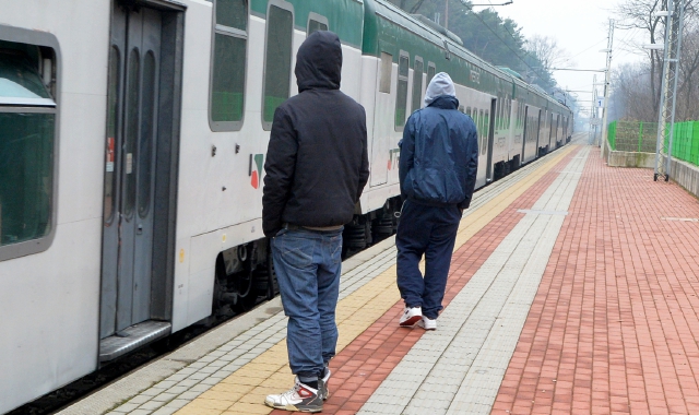 La linea Saronno-Seregno continua ad avere problemi di sicurezza: negli ultimi giorni tre corse annullate per atti teppistici (foto Blitz)
