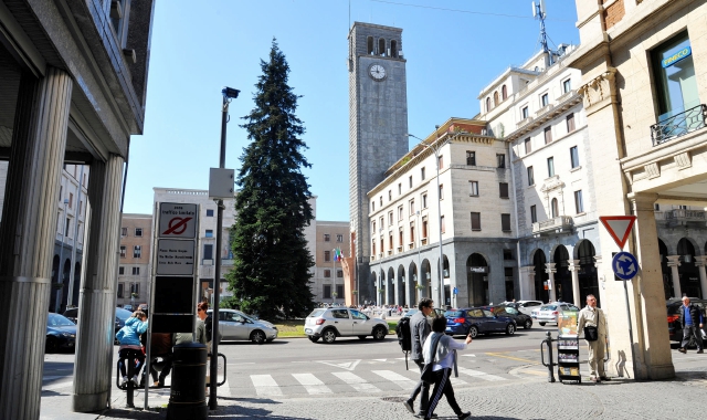 La Ztl trappola per auto: cento multe a settimana (Foto Archivio)