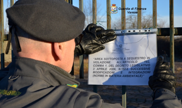 I finanzieri hanno sequestrato un’area fatiscente di 16mila metri quadrati (Foto Gdf)