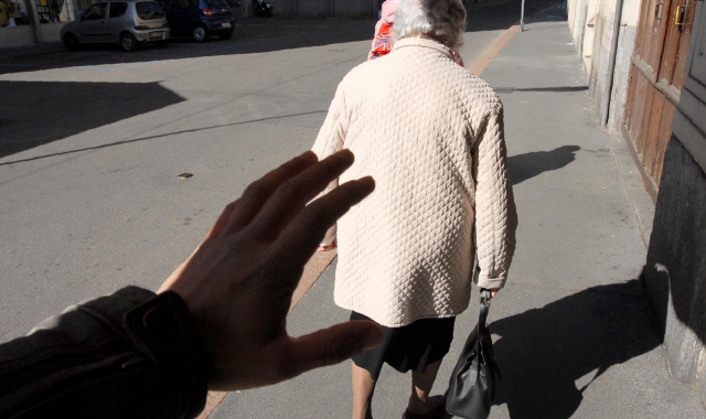 Commerciante affronta il ladro che molla il bottino prima di darsela a gambe (Foto Archivio)