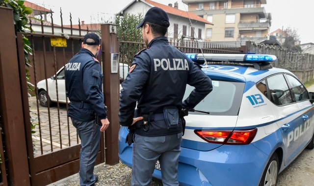 L’intervento della pattuglia del Commissariato di Polizia nell’abitazione di via Tarcento (Foto Blitz)
