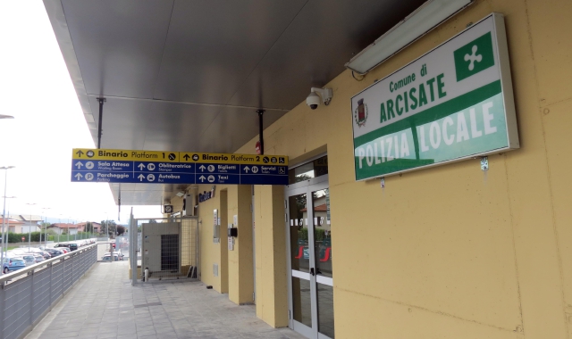 In stazione c’è già l’insegna della Polizia locale (Foto Blitz)
