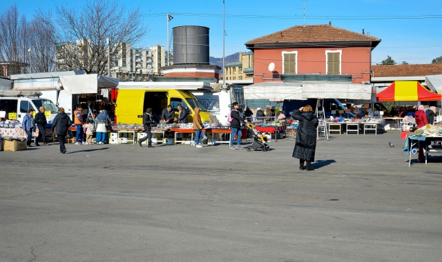 Il mercato in piazzale Kenendy  (Foto Blitz)
