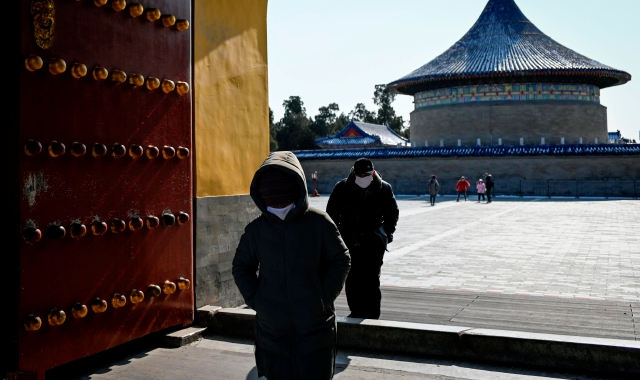 Da Nerviano mascherine in viaggio verso la Cina (foto Ansa)
