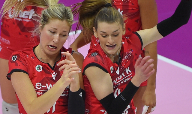 Karsta Lowe e Britt Herbots, opposta e schiacciatrice dell’Uyba (Blitz/Todaro)