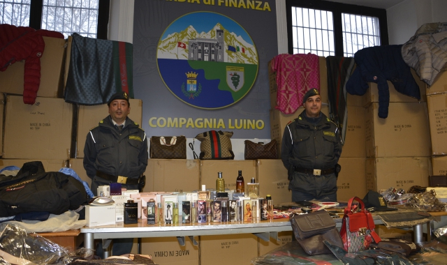 Maxi sequestro della Finanza di Luino di prodotti contraffatti venduti poi sul web (Foto Gdf)