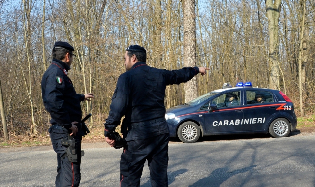 I controlli dei carabinieri nei boschi a ridosso della linea ferroviaria Saronno-Seregno (Foto Blitz)
