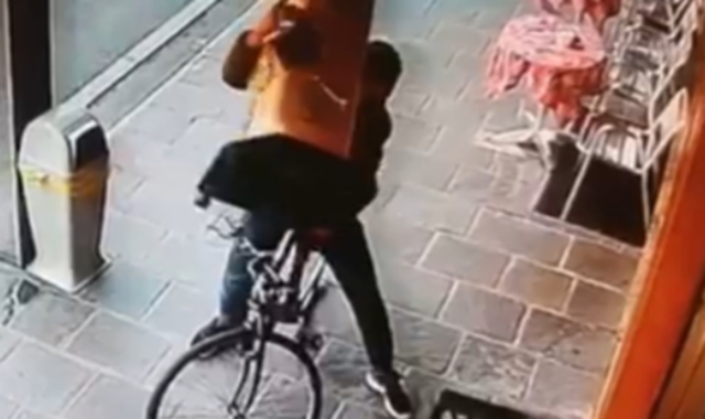 Il ladruncolo immortalato da una telecamera in uno dei colpi messi a segno alla fine dello scorso anno