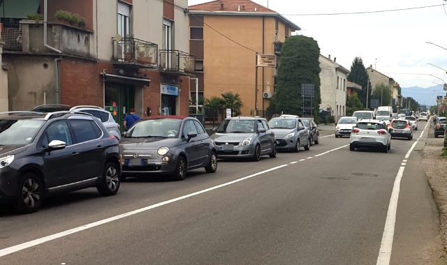 Un tratto della Statale Varesina che risulta congestionato a tutte le ore (Foto Archivio)