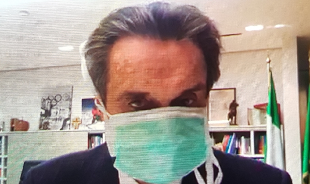 Il governatore Attilio Fontana indossa la mascherina protettiva