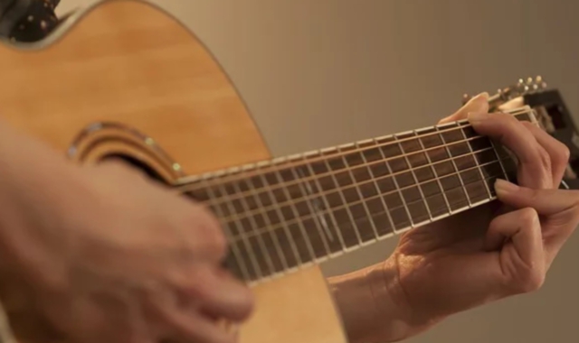 Il bacio sarebbe stato dato durante una lezione di chitarra