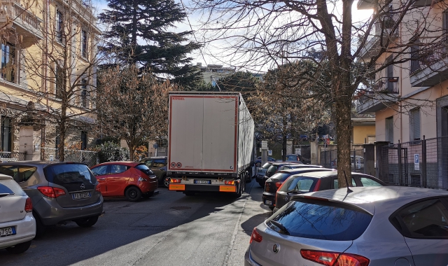 Tir intrappolato in via Tamagno