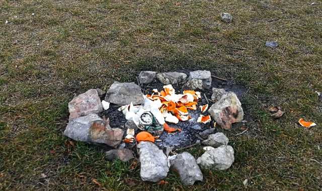 Uno dei bivacchi con pietre da dove sono stati accesi dei fuochi (Foto Redazione)