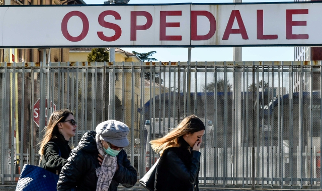 L’area dell’ospedale di Busto sbarrata per delimitare la zona di degenza per coronavirus (foto Blitz)