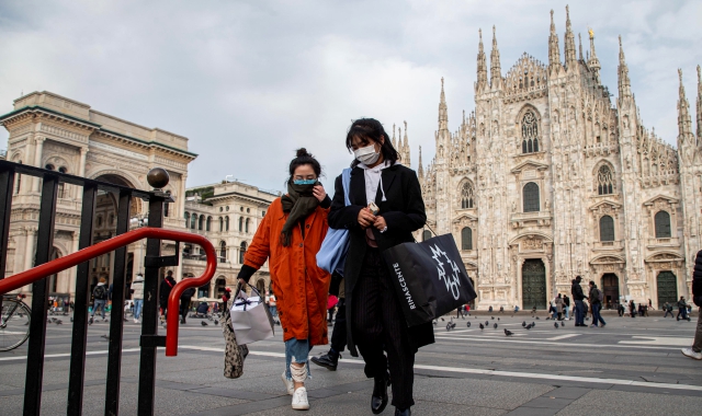 Piazza del Duomo quasi deserta: pochi turisti, che indossano la mascherina (Ansa)