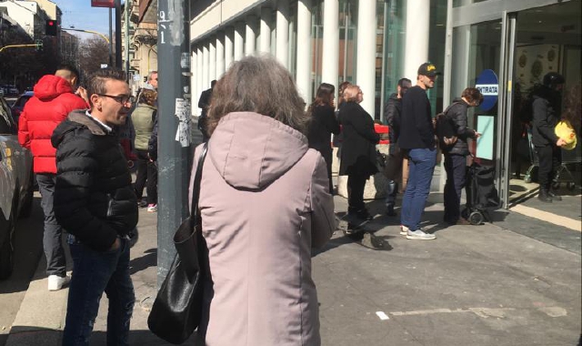 In coda davanti al supermercato (foto Redazione)