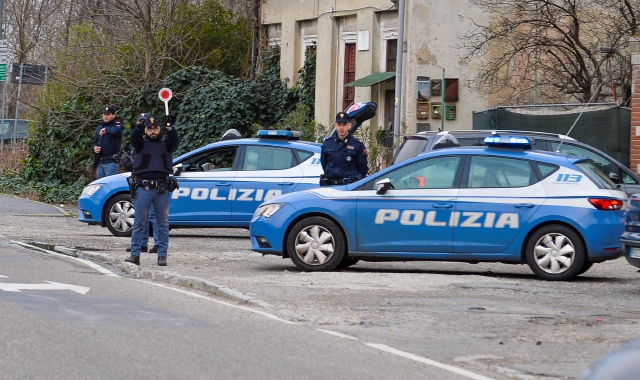 Controlli della polizia sui mezzi in transito (Ansa)