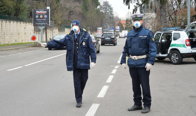 I controlli della polizia locale in via Novara (Foto Blitz)