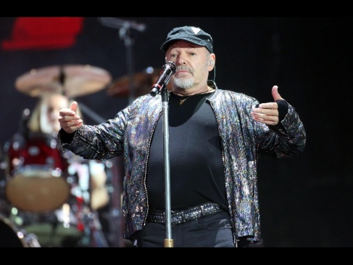 Coronavirus: Vasco Rossi rilassato legge un libro al sole