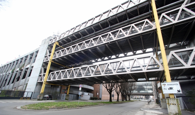 L’ingresso ai padiglioni 1 e 2 di Fieramilanocity, dove sorgerà l’ospedale anti covid-19 (Ansa)