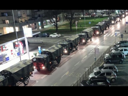 Esercito con le bare lascia Bergamo