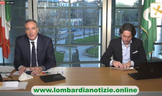 Gli assessori Giulio Gallera e Pietro Foroni durante la diretta Facebook (lombardianotizie)