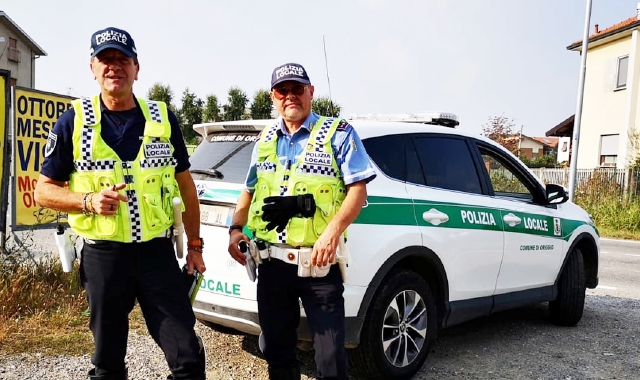 Una pattuglia della polizia locale di Origgio (Foto Blitz)