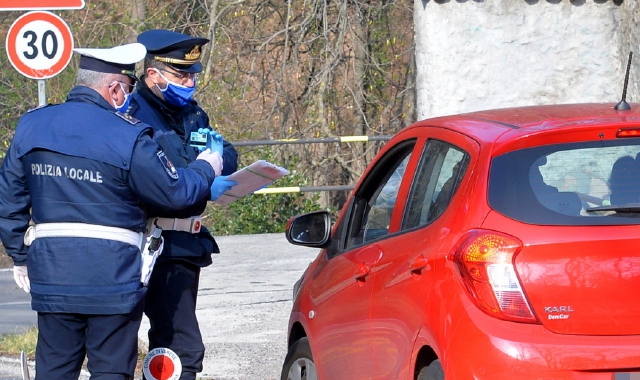 Controlli della polizia locale sulla strada del Sacro Monte (Blitz)