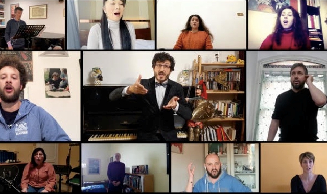 Un gruppo di coristi mentre cantano nel video diventato virale 
